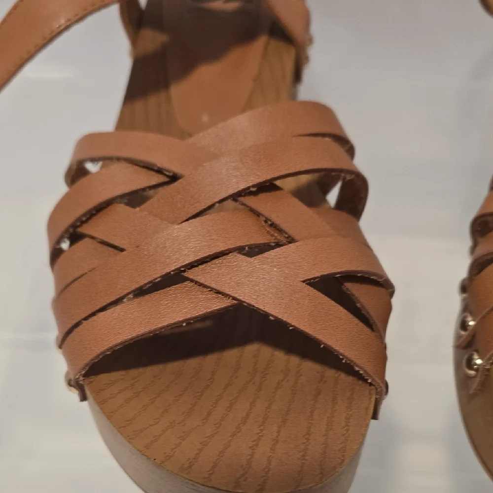 Dirty Laundry Tan Strappy Sandals